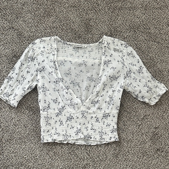 Abercrombie & Fitch Tops - Abercrombie & Fitch White and Black Patterned Blouse